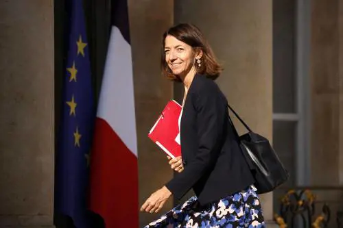 "Niente lezioni...". Parigi corregge il tiro ma il pasticcio resta 