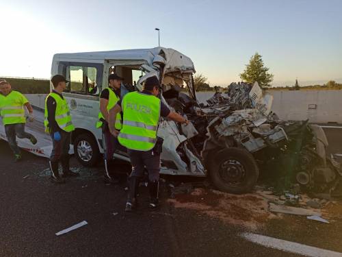 Schianto in autostrada, la gita diventa tragedia: strage di ragazzi Down