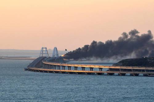 Colpito il ponte tra la Russia e la Crimea: cosa rischia ora Mosca