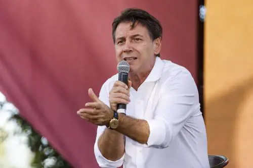 Conte "pacifista" per invadere il Pd