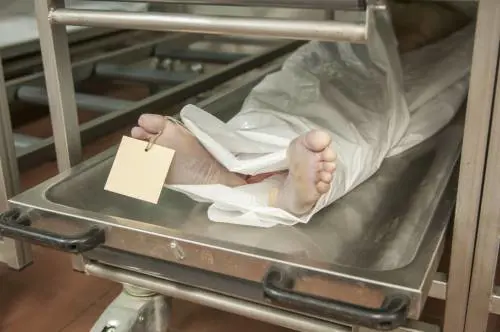 Lo dichiarano deceduto: il disperato tentativo nell'obitorio