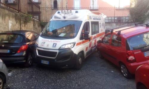 Sosta selvaggia e ambulanze bloccate, scoppia la polemica a Napoli