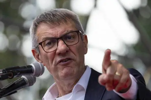 Nel corteo Cgil striscioni filorussi e cori antifascisti. Ma Landini apre al governo Meloni