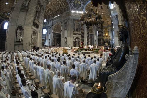 Il Vaticano sfiducia i vescovi sulla messa in latino. Ma cresce il malcontento