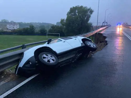 Novara, cede il cavalcavia. "Si è aperta la voragine. È caduta dentro senza poter reagire"