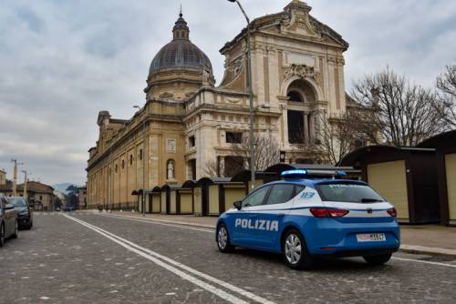Una volante della Polizia ad Assisi, nei pressi della stazione