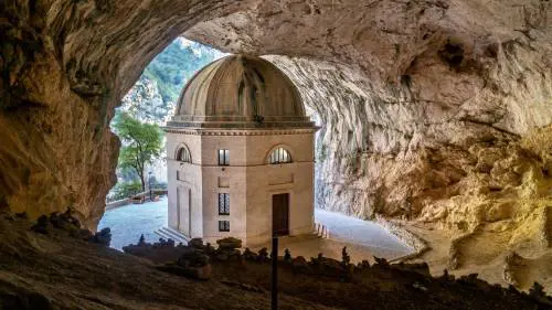 Genga e il tempio del Valadier, storia della chiesa nella roccia