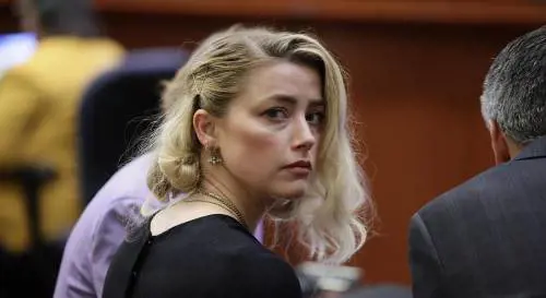 Il falso nome, le figlie, la fuga in Spagna: cosa ha fatto Amber Heard dopo la bancarotta
