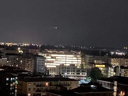 Luci accese giorno e notte: lo spreco di Sala nella Milano green