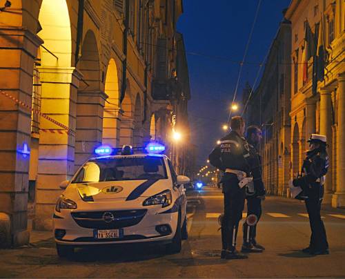 Una volante della polizia locale di Modena