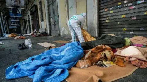 Senzatetto occupa 30 metri di marciapiede: la protesta dei residenti