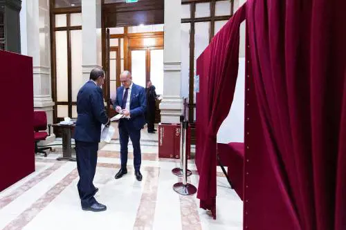 "Primo giorno di scuola" per i neoparlamentari. Tutti in coda per il pass o in attesa alla buvette