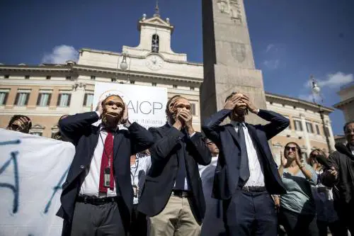 Arriva il salario minimo per i portaborse. Vietato assumere parenti