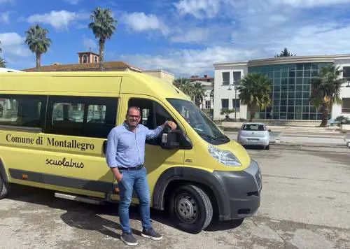 Se il sindaco è un tuttofare: guida persino lo scuolabus