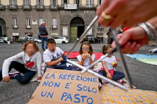 Bimbi ancora senza mensa: rabbia dei genitori davanti al Comune