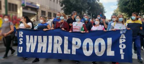 Nuova protesta degli ex dipendenti Whirlpool: bloccata l’autostrada A3