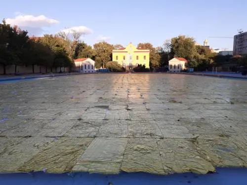 Al Centro Balneare Romano Nari Ward illumina d’oro l’oscurità con “Gilded Darkness”