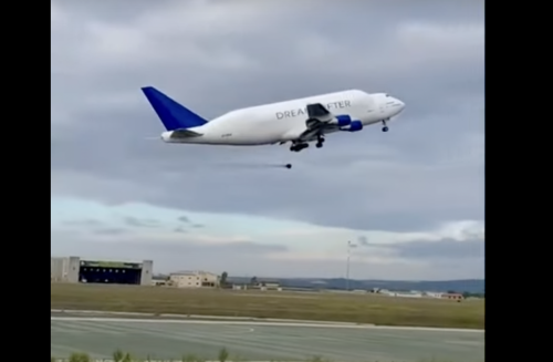 Dopo il decollo, si stacca una ruota del Boeing 747 Dreamlifter