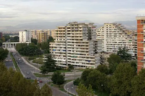 Le difficoltà del Paese e il bel segnale di Scampia