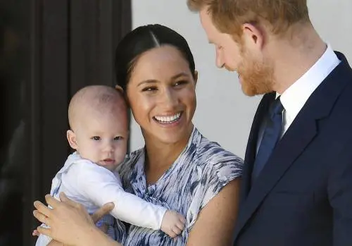 "Incoronato il giorno del compleanno di Archie": lo smacco di Carlo a Harry e Meghan