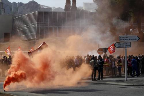 Scioperi, caos alle pompe e crisi energetica: Macron alle prese con l'autunno caldo