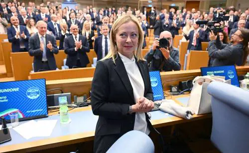La balla del governo in ritardo per attaccare la Meloni