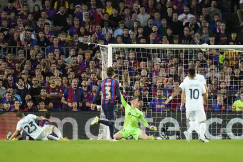 Capolavoro dell'Inter. Alla pari col Barcellona: il Camp Nou è nerazzurro