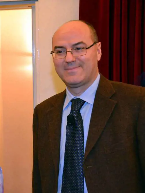 "Veti e diktat sono prassi nella politica italiana. Meglio se le questioni si risolvono adesso"