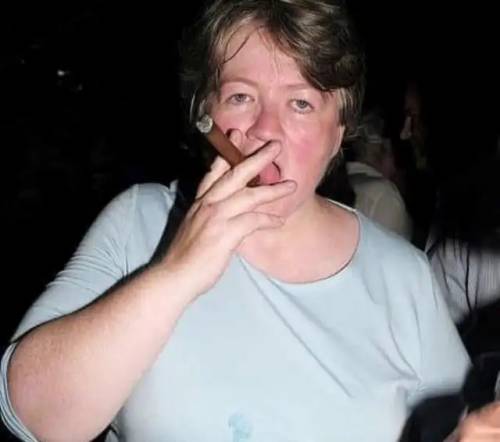 Al ministro della Salute piace fumare il sigaro, bufera su Thérèse Coffey