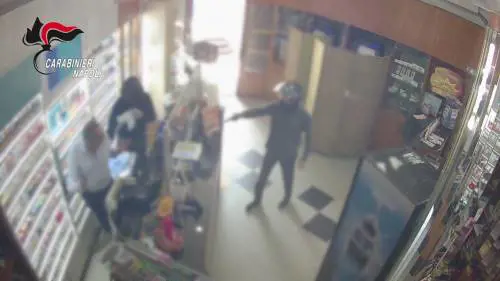 Minacce, fuga in scooter e spari: così il carabiniere sventa la rapina