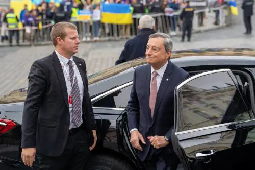 Draghi vola a Parigi prima dell'ultima battaglia. Asse con Macron su economia e prezzo del gas