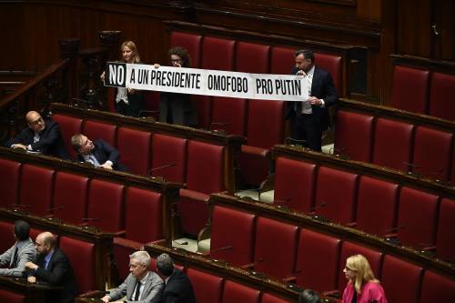 Lo striscione del Pd alla Camera contro Lorenzo Fontana