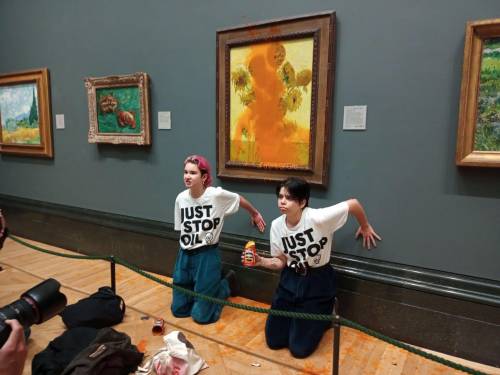 Vandali ambientalisti imbrattano il quadro di Van Gogh con la zuppa