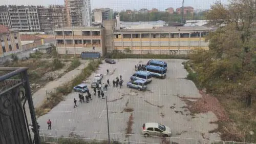 "Sinistra alleato dell'illegalità". Il Comune non sgombera l'edificio occupato