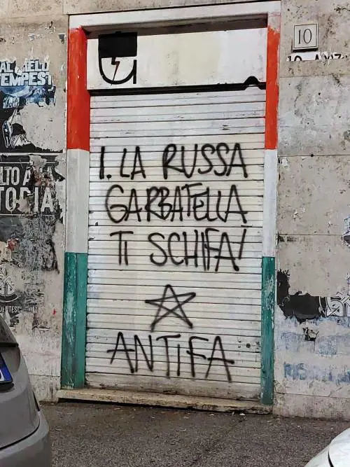 Scritta contro La Russa e stella a cinque punte: scorre l'odio Antifà