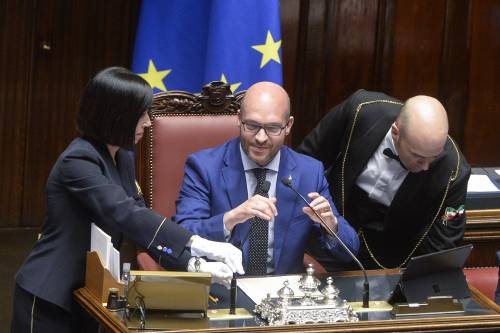 Eletto Fontana: il vessillo leghista svetta alla Camera "Italia multiforme, non si omologhi"