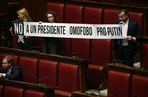 Il paladino Lgbt e la dem pro-Palestina. Ecco chi c'è dietro lo striscione anti Fontana