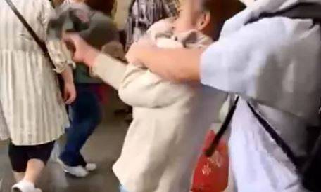 La borseggiatrice rom tenta il colpo, ma la reazione del turista la gela