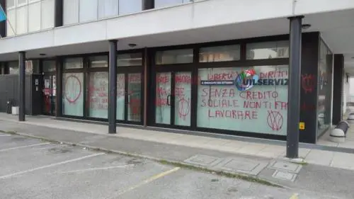 Le frasi no vax all'esterno della sede della Uil di Ravenna