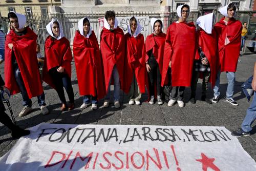 In piazza col mantello rosso: il surreale flash mob contro Fontana e La Russa