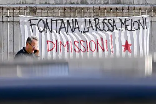 Napoli, il flash mob contro La Russa, Fontana e Meloni