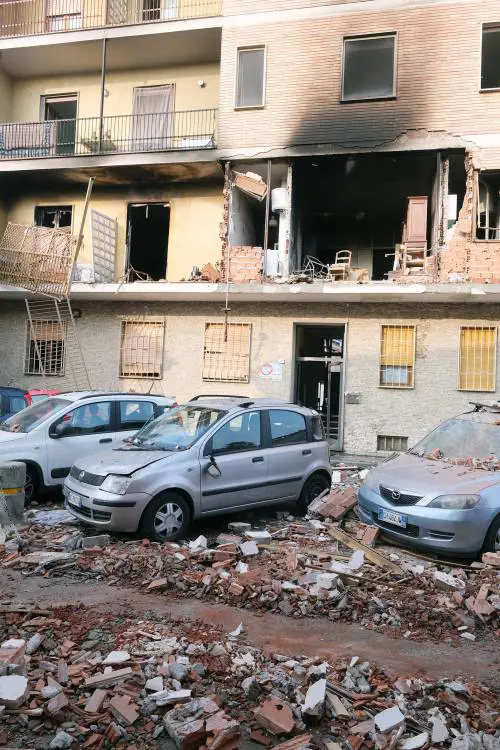 Palazzina sventrata dopo un'esplosione: cos'è successo a Torino