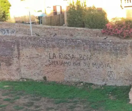 Ancora scritte contro La Russa: "Speriamo tu muoia"