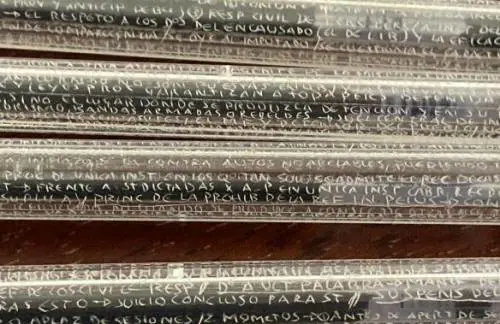 "Questa è arte". Alunno incide gli appunti per copiare sulle bic