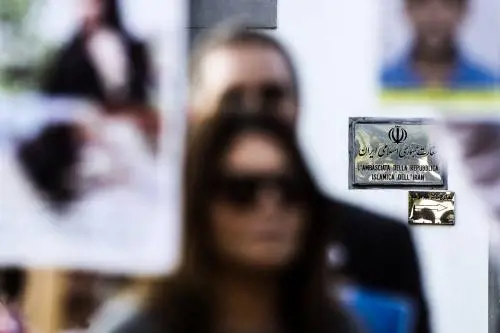 Vernice rossa all'ambasciata iraniana, la protesta dell'artista