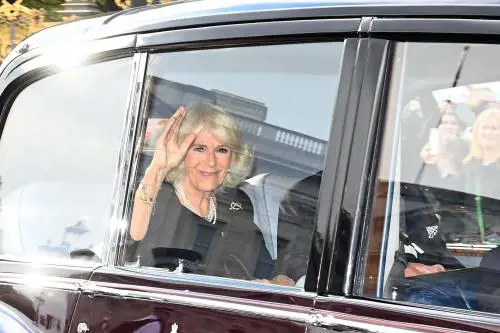 Ecco perché si è fatta fotografare in mezzo agli orsi