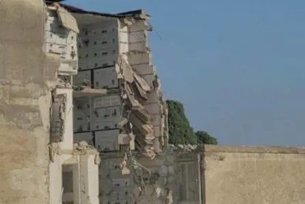 Bare in vista e in bilico: nuovo crollo nel cimitero di Poggioreale