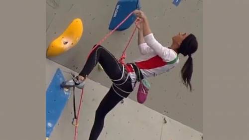 La scalatrice iraniana e la sfida a Teheran: in gara si toglie il velo