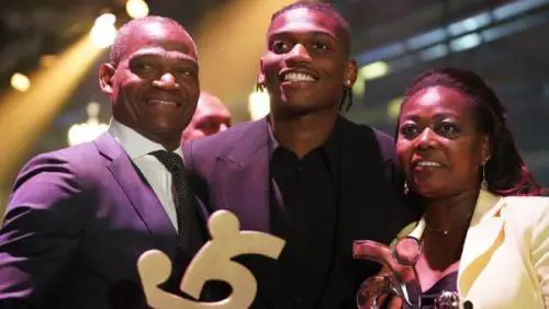 Leao sul red carpet con i genitori 