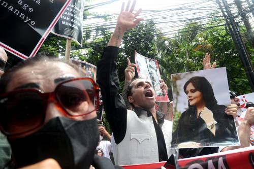 Iran, proiettili sulla folla. Manifestante di 22 anni rischia l'impiccagione